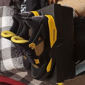 Retro Jordan 4 thunder size 12